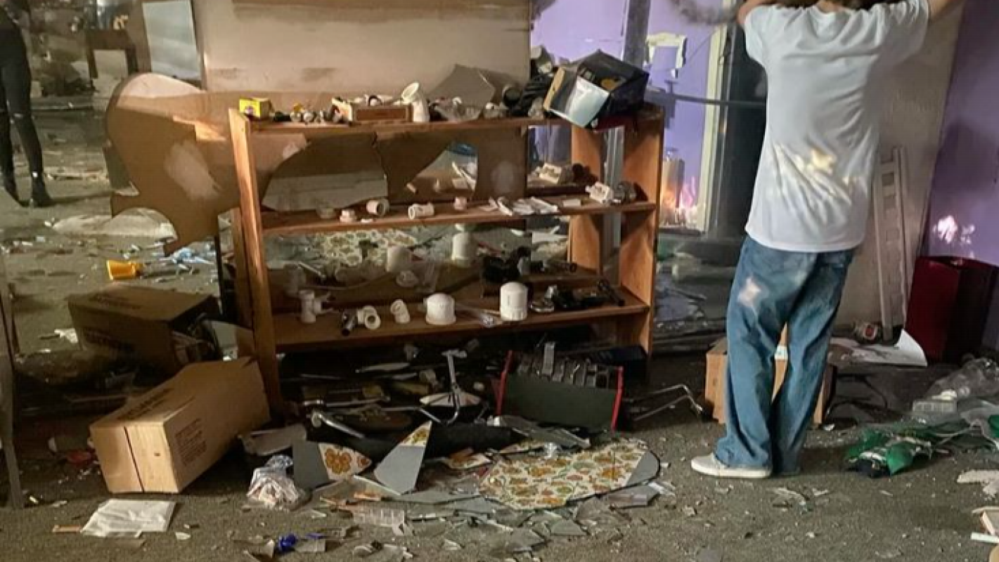 Help Gwen Rebuild Her Home Workstation
